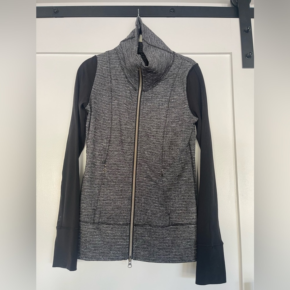 Lululemon women’s size 4 full zip fitted jacket